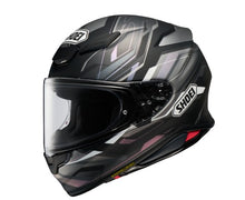 Load image into Gallery viewer, Ütéscsillapító héj az AIM-ben
EPS bélésrendszer több sűrűséggel
CWR-F2 plexi
Dupla D-gyűrű
EQRS biztonsági rendszer
(vészhelyzeti gyorskioldó rendszer)

Kényelem

3D középső párna

Arcpárnák különböző vastagságban (31, 35, 39, 43 mm)
Minden párna levehető, mosható&nbsp;
Fülpárnák
Intercomra készülve

Szellőzés

Többszörös szellőzés és elszívás
6 bemenet a homlokán és az állán
4 kimenet hátul&nbsp;

Aerodinamika

Beépített spoiler

További színekért és mintákért látogass el a&nbsp;Shoei honlapjára, és ha meg